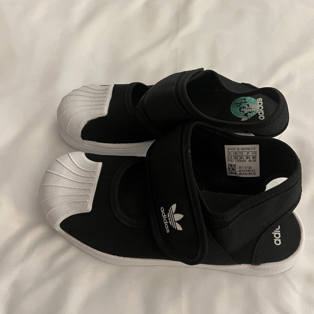 Girls Adidas sandal. - Picture 4 of 7